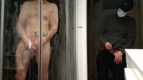 Compañero de cuarto pillado masturbándose en secreto con un semental que se masturba en la ducha