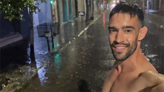 雨の中で外を非常に危険な裸の散歩
