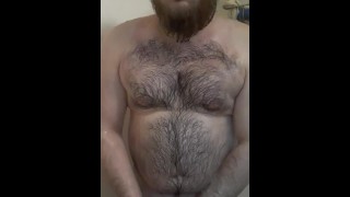Homem barbudo com o corpo do pai tomando banho de masturbação