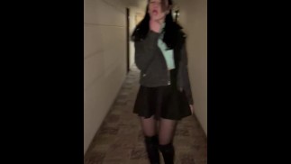 Довольная идёт на gangbang группу вечеринку