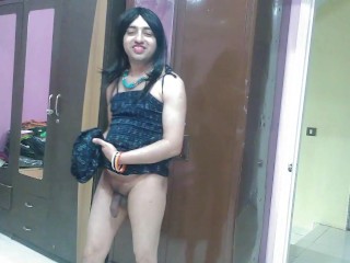 Femboy Travestito Femminuccia Sexy in Una Lunga Camicia Da Notte Che Mostra Il Suo Piccolo Cazzo e i