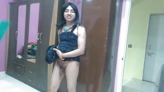 Seksowna sissy crossdresser femboy w długiej koszulce nocnej pokazująca jej małego kutasa i twardzie