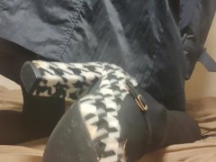 女装 レザー ショートパンツ オナニー 勃起 踏み潰し 調教 日本人 - Screenshot 13 of 16 - Soft Toy