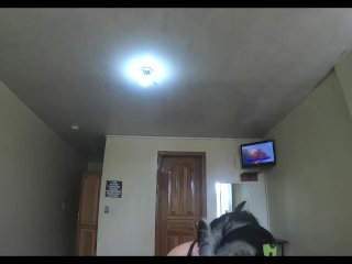 Mi madrastra me premia por sacarle unas fotos sensuales para sus amantes y_me enseña_a masturbarme