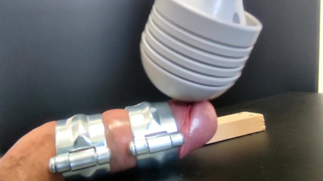 板に固定されたペニスが電マを当てられ射精する！！！(たくさんのいやらしいコメント待ってます😍) - Pornhub Gay