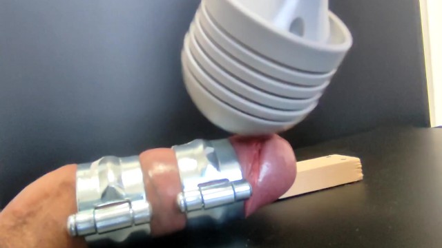 板に固定されたペニスが電マを当てられ射精する！！！(たくさんのいやらしいコメント待ってます😍) - Pornhub Gay