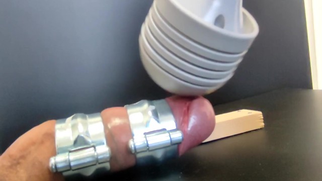 板に固定されたペニスが電マを当てられ射精する！！！(たくさんのいやらしいコメント待ってます😍) - Pornhub Gay