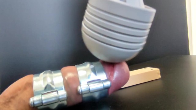 板に固定されたペニスが電マを当てられ射精する！！！(たくさんのいやらしいコメント待ってます😍) - Pornhub Gay