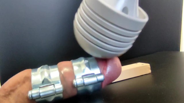 板に固定されたペニスが電マを当てられ射精する！！！(たくさんのいやらしいコメント待ってます😍) - Pornhub Gay