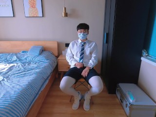 穿制服的男生自插并射精