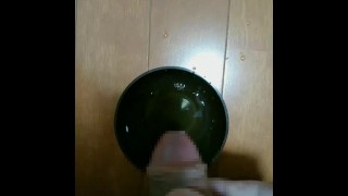 Przystojny japoński subiektywny siusiu! W kubku wypala się duża ilość złotej wody! 034