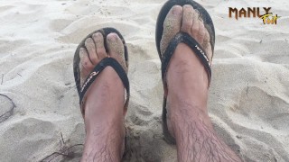 CUM SAND & CHANCLAS - PLAYA NUDISTA PÚBLICA - SERIE DE CALCETINES DE PIES CUM - MANLYFOOT 💦 🩴 - EPISODIO 2