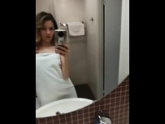 Горничная готовится соблазнить хозяина и принять член в рот - Screenshot 3 of 16 - Maid