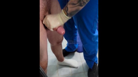 ENFERMERA ALIVIA PACIENTE CON PAJA EN EL BAÑO DESPUÉS DE LA TERAPIA