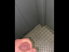Masturbation in elevator  - Screenshot 1 of 16 - Public