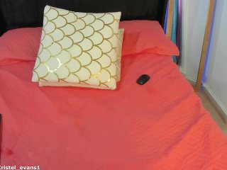 Hermosa chica se toca y se mete los_dedos hasta venirse