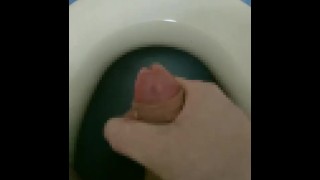 Knappe Japanse subjectieve masturbatie! Er wordt een grote hoeveelheid sperma op de toiletpot afgevu