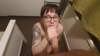 Мне нравится, когда моя возбужденная мамаша британская жена встает на колени и сосет мой член!
