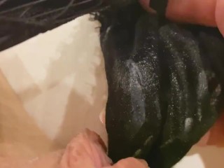 汚い濡れたパンティーオナニー。 精液が出るまでクリトリスをこの汚れた布にこすりつける必要があります