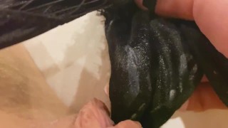 Masturbação de calcinha molhada suja.  Eu preciso esfregar meu clitóris contra esse tecido manchado