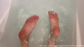 あなたといちゃつく泡風呂で濡れた光沢のある足の裏