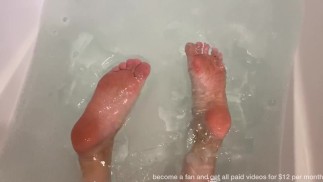 Влажные блестящие подошвы в пене для ванны заигрывают с вами