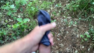 Ein Mann wichst in der Öffentlichkeit im Park. Er spritzt viel Sperma. DER GANZE SCHWANZ IST MIT SPERMA BEDECKT