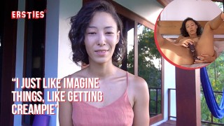 Kira agarra um vibrador de vidro para se masturbar