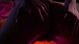 Sie liebt es, sich selbst zu streicheln