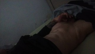 托马斯很顽皮，喜欢在摄像头上炫耀