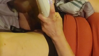 MILF rekt strak poesje uit en gebruikt toverstaf voor een intens orgasme!!