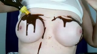 Brazilian_Miss molhando peitos, tities e mamilos com chocolate