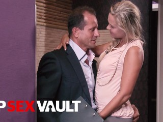 VIP SEX VAULT - Une Blonde Barra Brass Gicleuse Baise un Agent Immobilier