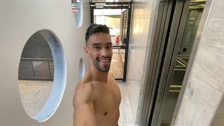 Ходить голышом по общественному зданию в дневное время. Рискованный вызов