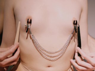 (ASMR brushing) Me hace cosquillas sexuales con pinzas en mis pequeñas_tetas 4K