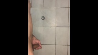 Dotado tatuado batendo no chuveiro 