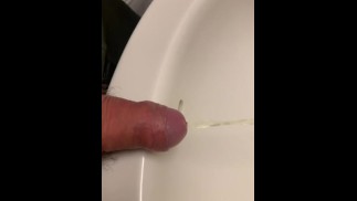 关闭鸡巴在水槽里撒尿