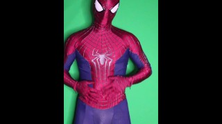 spiderman pisse et jouit (costume TASM2)