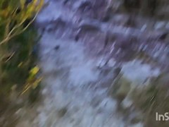 Je baise ma poupée au bord d'un lac
