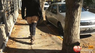 热辣的裸体女孩在街上展示她的阴道并在公共场所自慰。 要求硬性