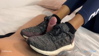 Hot STUDENT in Yoga Pants Adidas SHOEJOB (Sockenjob) 😈 - CUM auf Schuhen