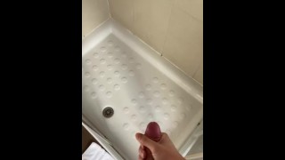 Cum dans la salle de bain de l’hôtel