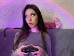 Video Beautiful Gamer Girl Sucking Big Cock and Get Cumshot On Her Face