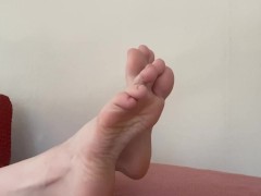 Играю со своими ногами , пока жду тебя с работы 