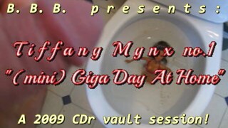 2009 Tiff Mynx #1 (mini) giga jour à la maison (pipi)