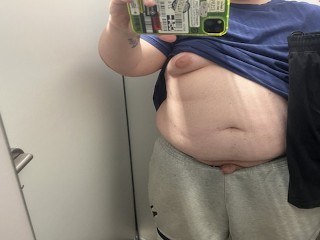 Obeso De 22 Años Se Masturba En Una Tienda