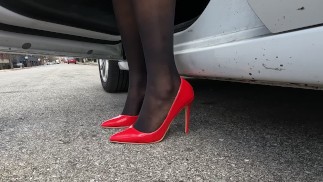 Dame fährt in High Heels und Nylonstrümpfen 