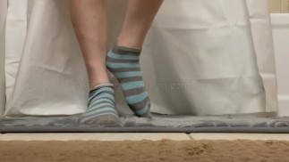 СНЯТЬ ВОНЯЩИЕ НОСКИ и ВЫМЫТЬ НОГИ