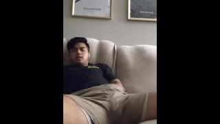 Homem Trans Vocal Relaxando No Sofá W Cum