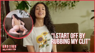 Милашка Алекс играет со своей бритой киской